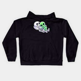 skeleton cuddling with alien Kids Hoodie